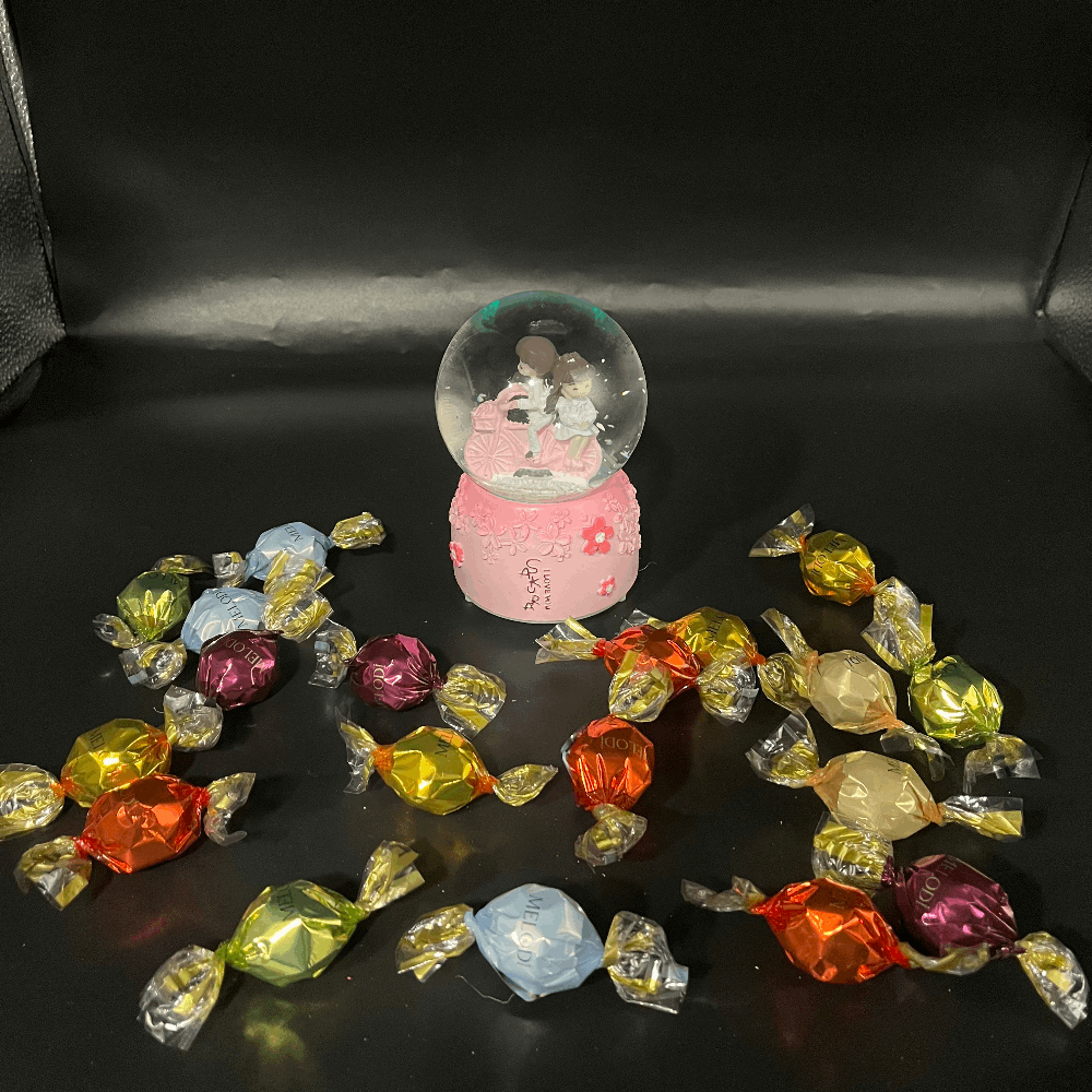 Twist Çikolata &  Işıklı ve Müzikli Orta Boy Kar Küresi ( pembe bisikletli arkadaşlar )